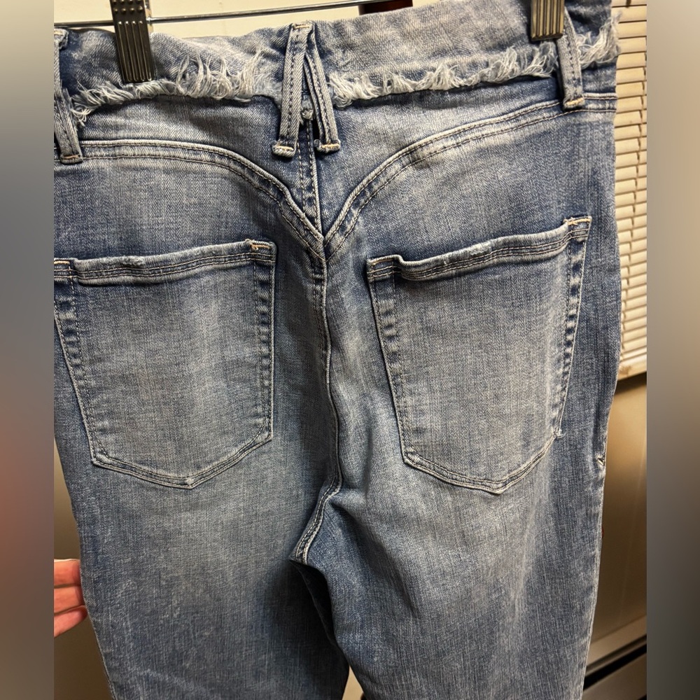 Good American Light to medium indigo with fading through the thighs. - Picture 3 of 3